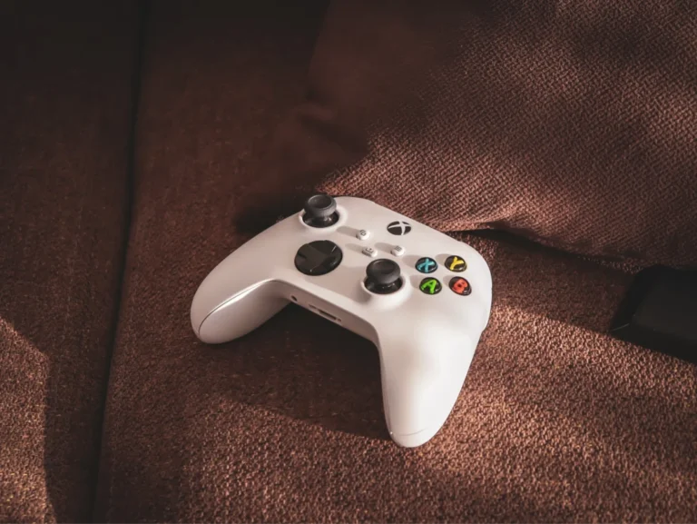 Kiedy binarka spotyka joystick – technologie łączące biznes i gry online